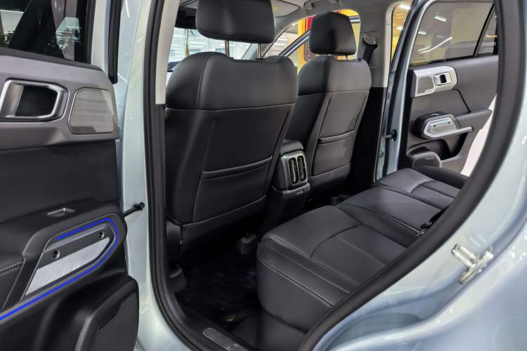 Used Formula Leopard Titanium 3 2025 501KM All-Wheel Drive Intelligent Driving Ultra Version Interior 2