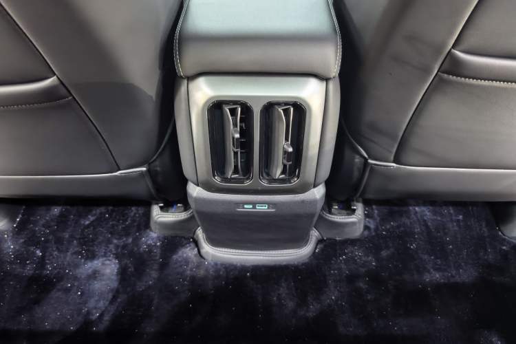 Used Formula Leopard Titanium 3 2025 501KM All-Wheel Drive Intelligent Driving Ultra Version Interior 3