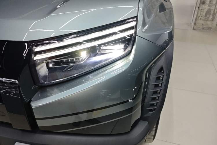 Used Formula Leopard Titanium 3 2025 501KM All-Wheel Drive Intelligent Driving Ultra Version Left Front Headlight