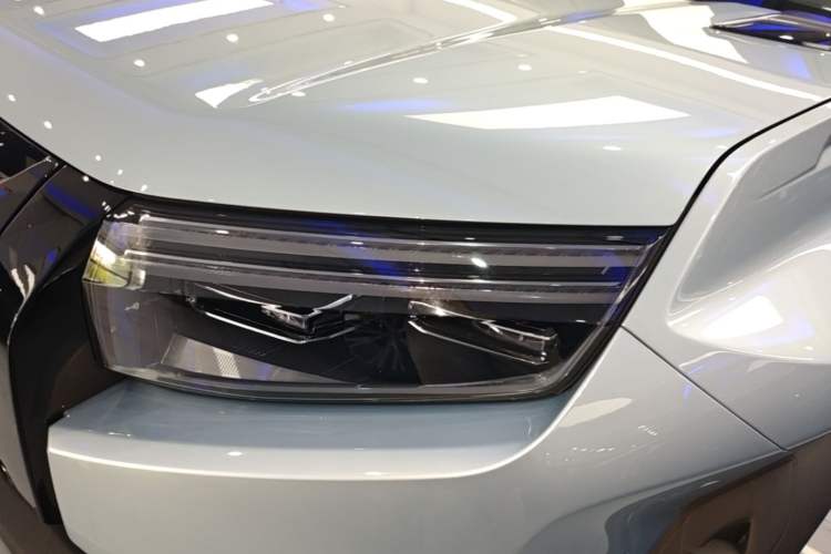 Used Formula Leopard Titanium 3 2025 501KM All-Wheel Drive Intelligent Driving Ultra Version Left Front Headlight