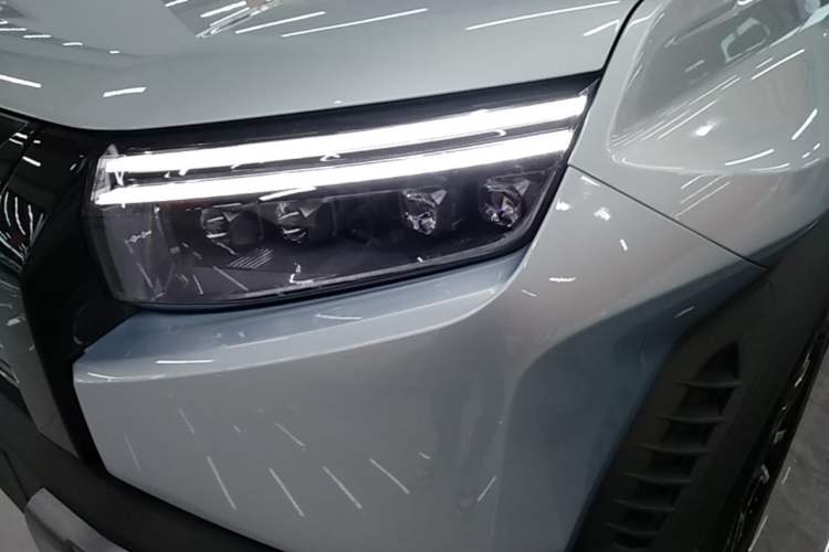 Used Formula Leopard Titanium 3 2025 501KM All-Wheel Drive Intelligent Driving Ultra Version Left Front Headlight