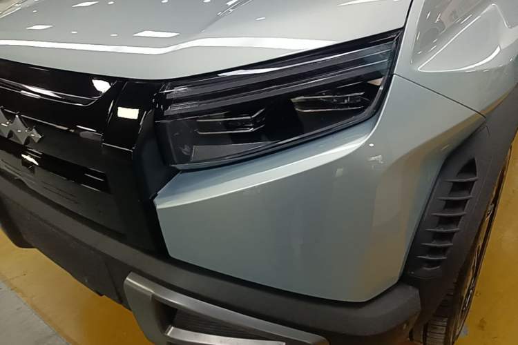 Used Formula Leopard Titanium 3 2025 501KM All-Wheel Drive Intelligent Driving Ultra Version Left Front Headlight