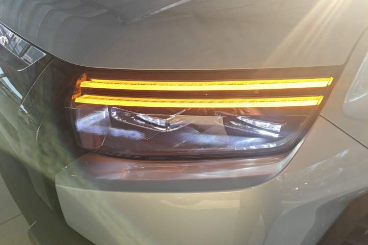 Used Formula Leopard Titanium 3 2025 501KM All-Wheel Drive Intelligent Driving Ultra Version Left Front Headlight