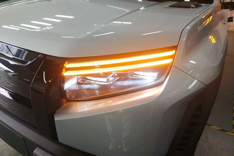 Used Formula Leopard Titanium 3 2025 501KM All-Wheel Drive Intelligent Driving Ultra Version Left Front Headlight