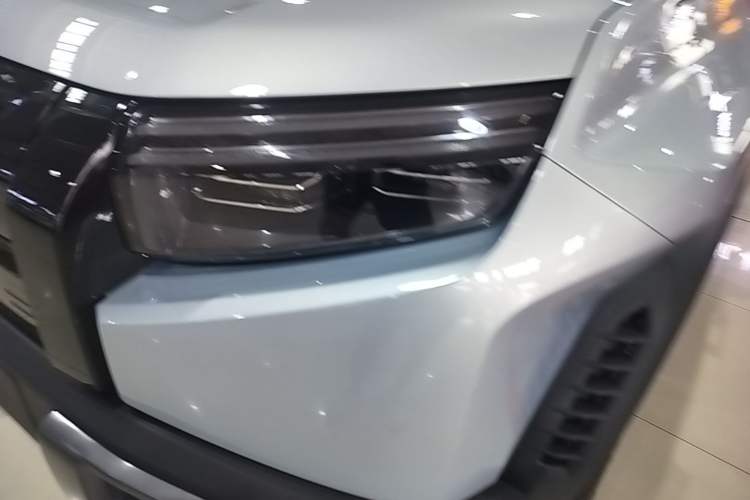 Used Formula Leopard Titanium 3 2025 501KM All-Wheel Drive Intelligent Driving Ultra Version Left Front Headlight