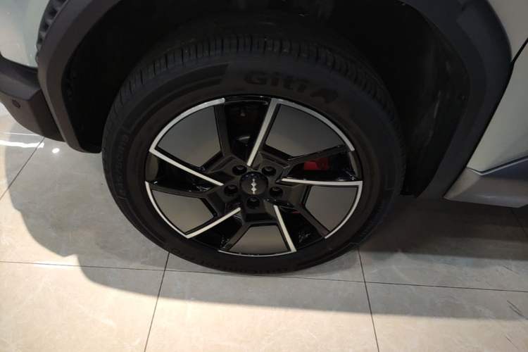 Used Formula Leopard Titanium 3 2025 501KM All-Wheel Drive Intelligent Driving Ultra Version Left Front Wheel Hub