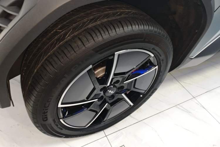 Used Formula Leopard Titanium 3 2025 501KM All-Wheel Drive Intelligent Driving Ultra Version Left Front Wheel Hub