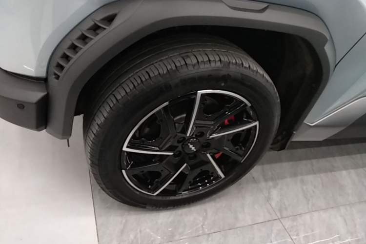 Used Formula Leopard Titanium 3 2025 501KM All-Wheel Drive Intelligent Driving Ultra Version Left Front Wheel Hub