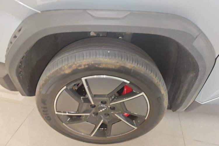 Used Formula Leopard Titanium 3 2025 501KM All-Wheel Drive Intelligent Driving Ultra Version Left Front Wheel Hub