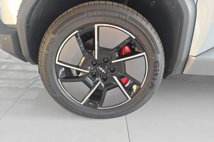 Used Formula Leopard Titanium 3 2025 501KM All-Wheel Drive Intelligent Driving Ultra Version Left Front Wheel Hub