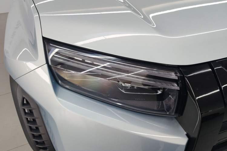 Used Formula Leopard Titanium 3 2025 501KM All-Wheel Drive Intelligent Driving Ultra Version Right Front Headlight