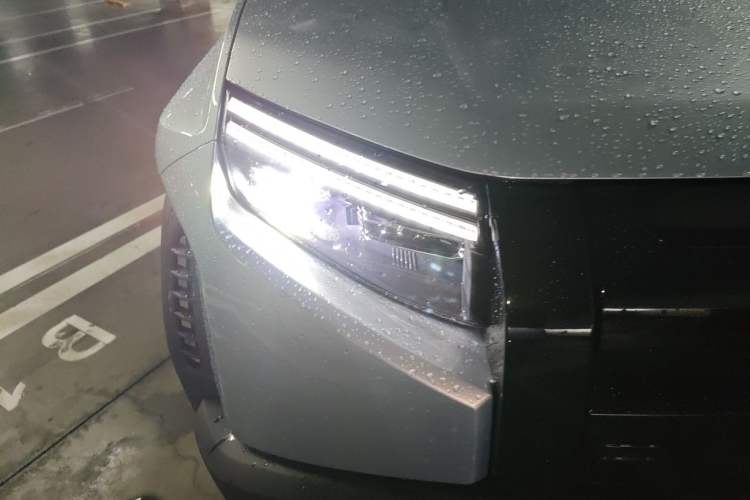 Used Formula Leopard Titanium 3 2025 501 km Range Rear-Wheel Drive Intelligent Driving Max Edition Right Front Headlight