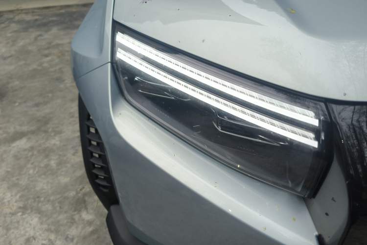 Used Formula Leopard Titanium 3 2025 501KM All-Wheel Drive Intelligent Driving Ultra Version Right Front Headlight