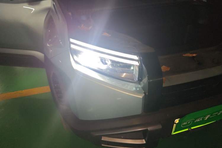 Used Formula Leopard Titanium 3 2025 501 km Range Rear-Wheel Drive Intelligent Driving Max Edition Right Front Headlight