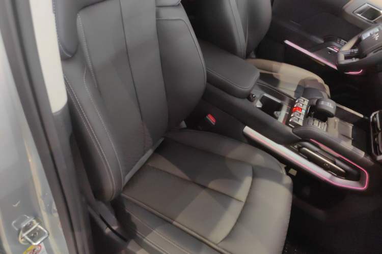 Used Formula Leopard Titanium 3 2025 501KM All-Wheel Drive Intelligent Driving Ultra Version Right Front Seat