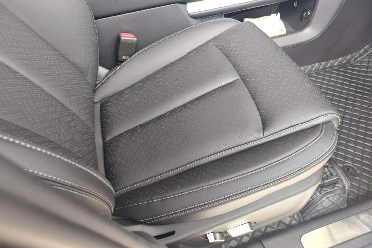Used Formula Leopard Titanium 3 2025 501KM All-Wheel Drive Intelligent Driving Ultra Version Right Front Seat