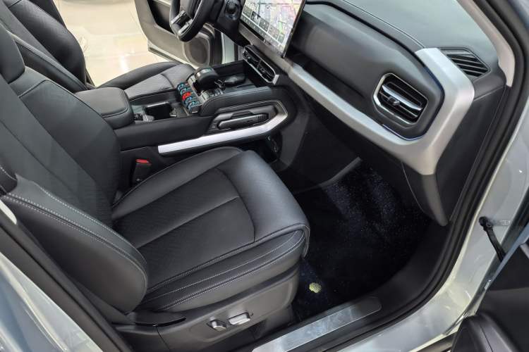 Used Formula Leopard Titanium 3 2025 501KM All-Wheel Drive Intelligent Driving Ultra Version Right Front Seat