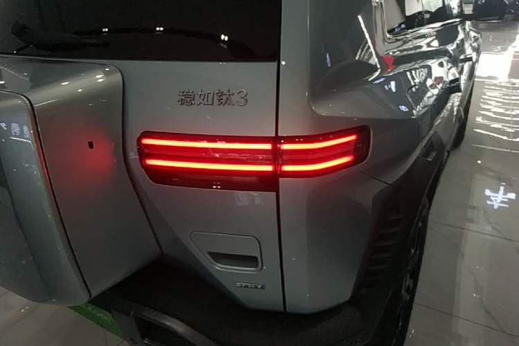Used Formula Leopard Titanium 3 2025 501 km Range Rear-Wheel Drive Intelligent Driving Max Edition Right Rear Taillight