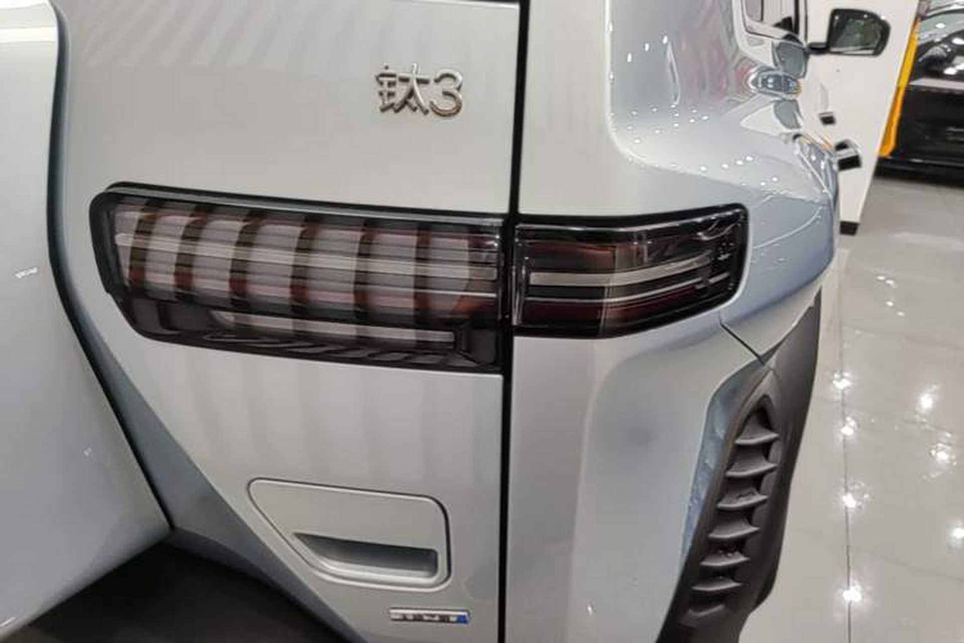 Used Formula Leopard Titanium 3 2025 501KM All-Wheel Drive Intelligent Driving Ultra Version Right Rear Taillight