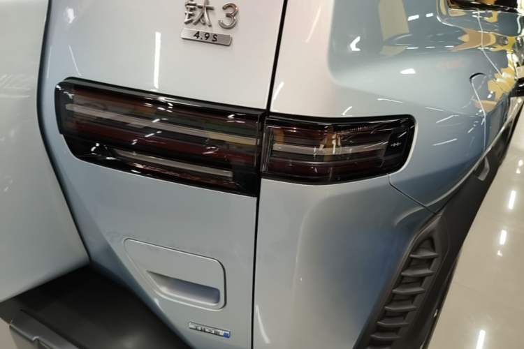Used Formula Leopard Titanium 3 2025 501KM All-Wheel Drive Intelligent Driving Ultra Version Right Rear Taillight