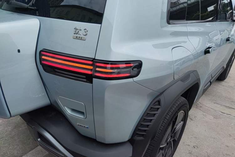 Used Formula Leopard Titanium 3 2025 501KM All-Wheel Drive Intelligent Driving Ultra Version Right Rear Taillight