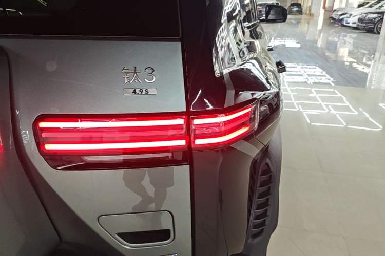 Used Formula Leopard Titanium 3 2025 501KM All-Wheel Drive Intelligent Driving Ultra Version Right Rear Taillight