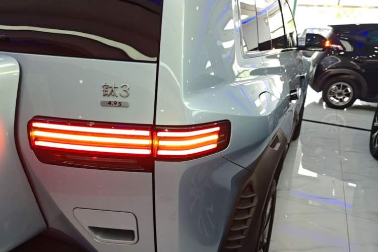 Used Formula Leopard Titanium 3 2025 501KM All-Wheel Drive Intelligent Driving Ultra Version Right Rear Taillight