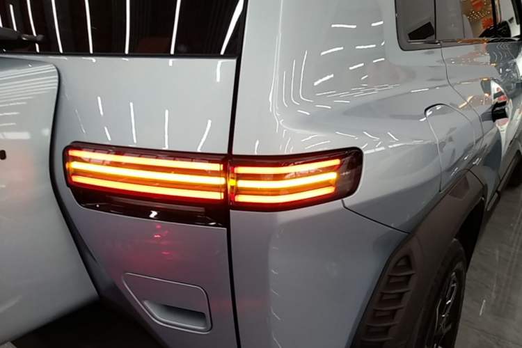 Used Formula Leopard Titanium 3 2025 501KM All-Wheel Drive Intelligent Driving Ultra Version Right Rear Taillight