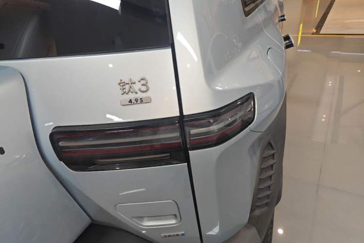 Used Formula Leopard Titanium 3 2025 501KM All-Wheel Drive Intelligent Driving Ultra Version Right Rear Taillight