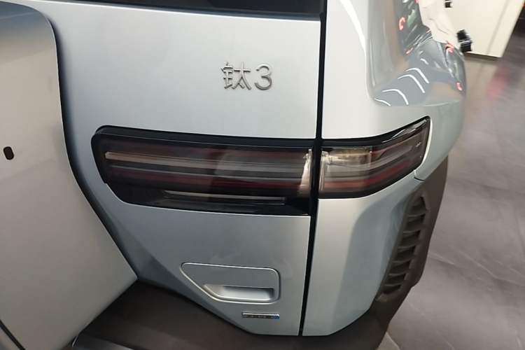 Used Formula Leopard Titanium 3 2025 501 km Range Rear-Wheel Drive Intelligent Driving Max Edition Right Rear Taillight