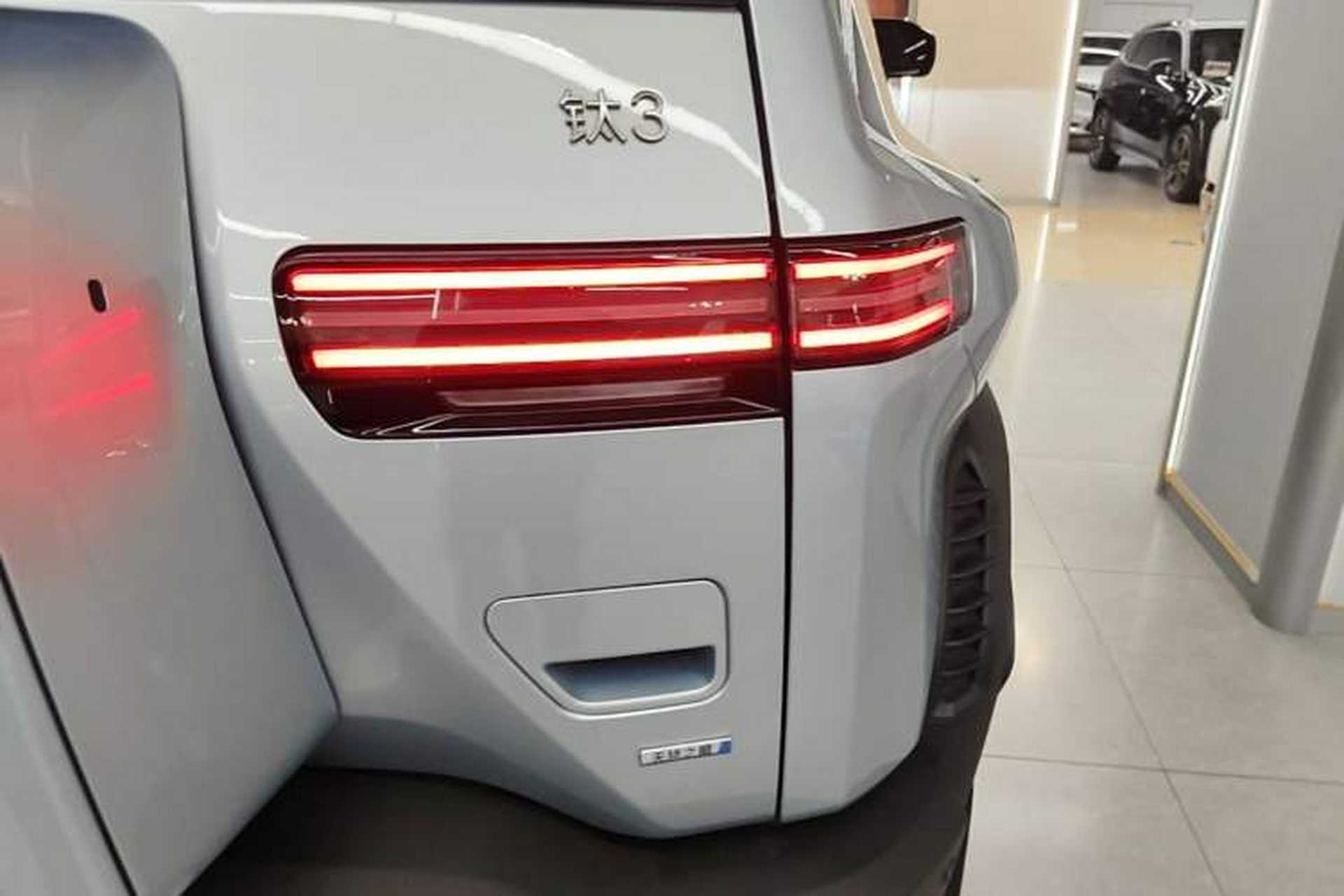 Used Formula Leopard Titanium 3 2025 501 km Range Rear-Wheel Drive Intelligent Driving Max Edition Right Rear Taillight