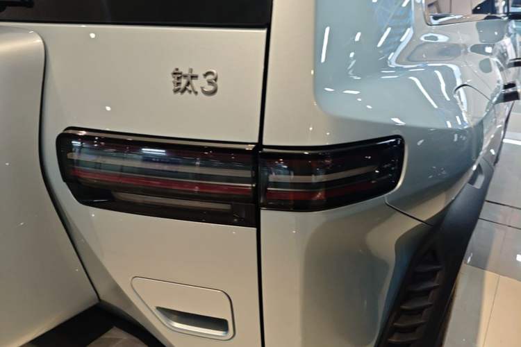 Used Formula Leopard Titanium 3 2025 501 km Range Rear-Wheel Drive Intelligent Driving Max Edition Right Rear Taillight