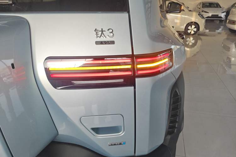 Used Formula Leopard Titanium 3 2025 501KM All-Wheel Drive Intelligent Driving Ultra Version Right Rear Taillight