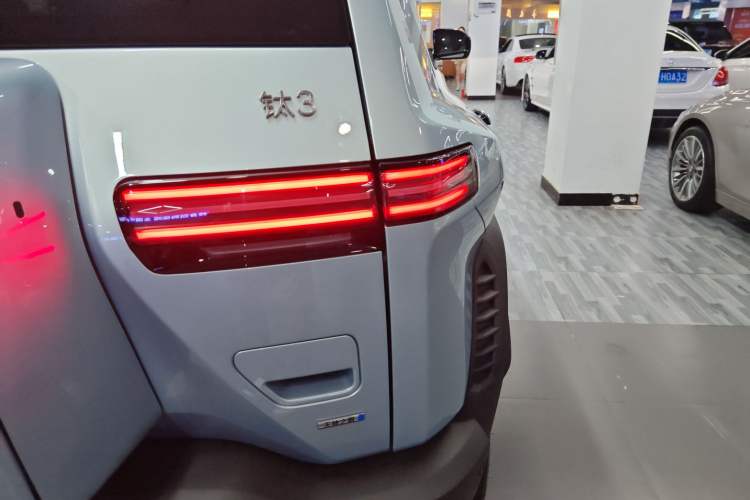 Used Formula Leopard Titanium 3 2025 501 km Range Rear-Wheel Drive Intelligent Driving Max Edition Right Rear Taillight