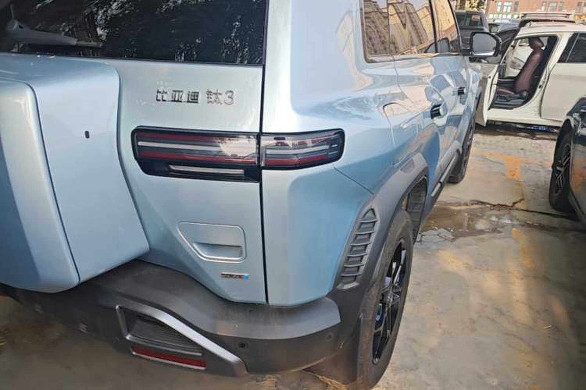 Used Formula Leopard Titanium 3 2025 501 km Range Rear-Wheel Drive Intelligent Driving Max Edition Right Rear Taillight