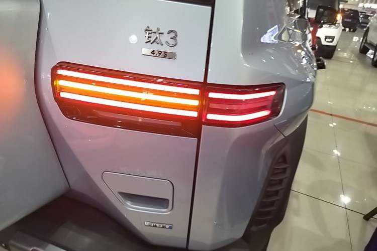 Used Formula Leopard Titanium 3 2025 501KM All-Wheel Drive Intelligent Driving Ultra Version Right Rear Taillight