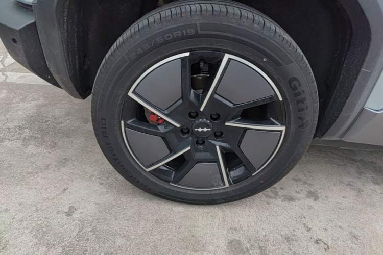 Used Formula Leopard Titanium 3 2025 501KM All-Wheel Drive Intelligent Driving Ultra Version Right Rear Wheel Hub