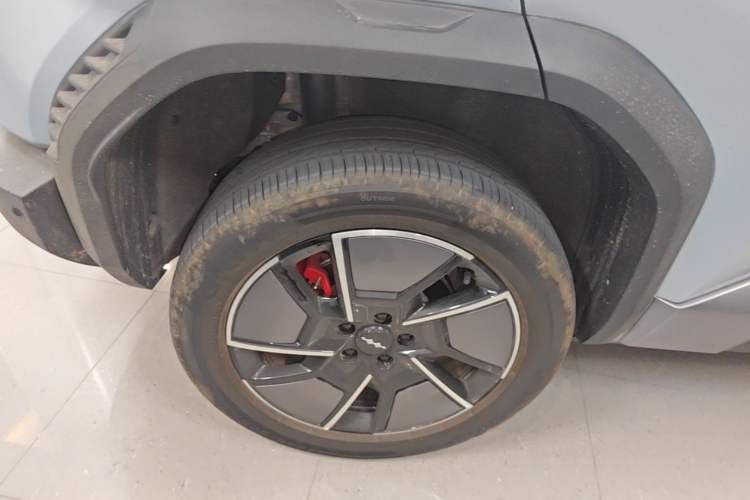 Used Formula Leopard Titanium 3 2025 501KM All-Wheel Drive Intelligent Driving Ultra Version Right Rear Wheel Hub