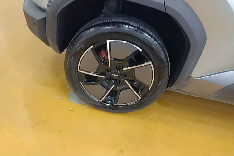 Used Formula Leopard Titanium 3 2025 501KM All-Wheel Drive Intelligent Driving Ultra Version Right Rear Wheel Hub