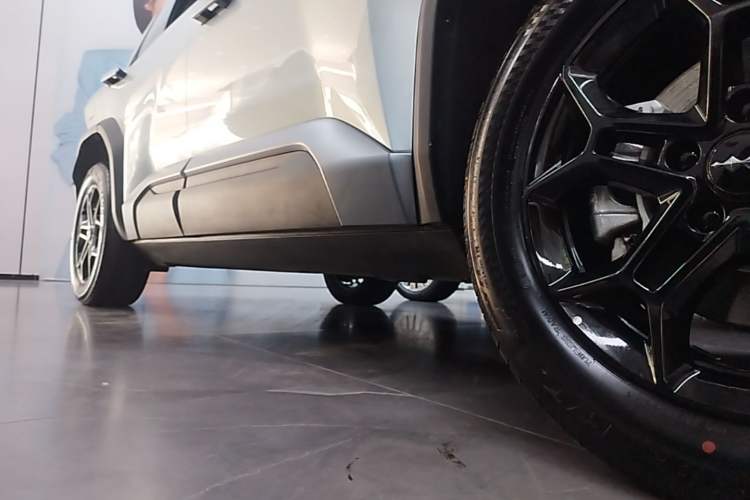 Used Formula Leopard Titanium 3 2025 501 km Range Rear-Wheel Drive Intelligent Driving Max Edition Right Side Sill