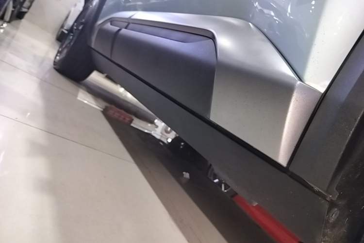 Used Formula Leopard Titanium 3 2025 501KM All-Wheel Drive Intelligent Driving Ultra Version Right Side Sill
