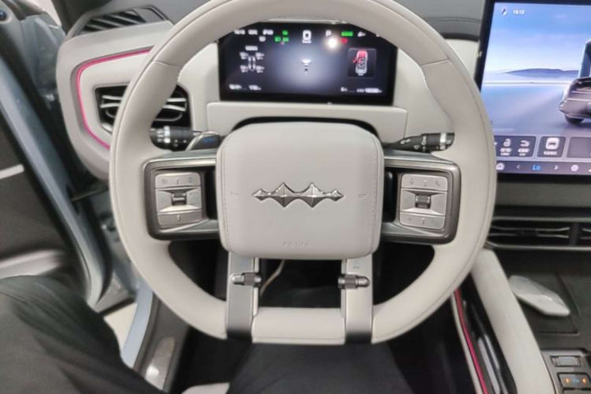 Used Formula Leopard Titanium 3 2025 501KM All-Wheel Drive Intelligent Driving Ultra Version Steering Wheel