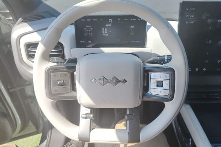 Used Formula Leopard Titanium 3 2025 501KM All-Wheel Drive Intelligent Driving Ultra Version Steering Wheel