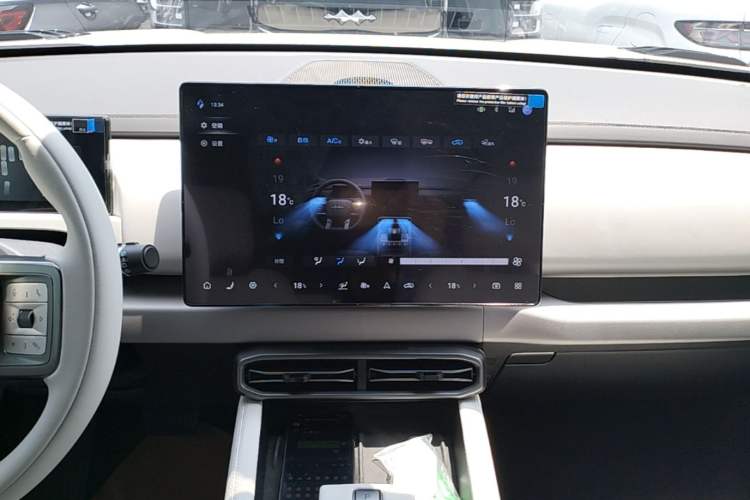 Used Formula Leopard Titanium 3 2025 501KM All-Wheel Drive Intelligent Driving Ultra Version Audio And AC Panel