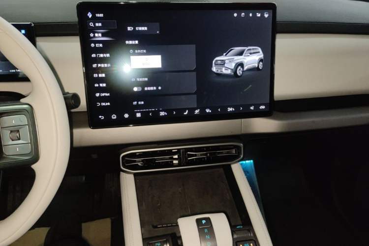 Used Formula Leopard Titanium 3 2025 501KM All-Wheel Drive Intelligent Driving Ultra Version Audio And AC Panel