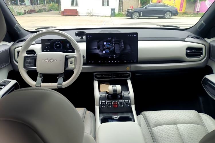 Used Formula Leopard Titanium 3 2025 501KM All-Wheel Drive Intelligent Driving Ultra Version Center Console