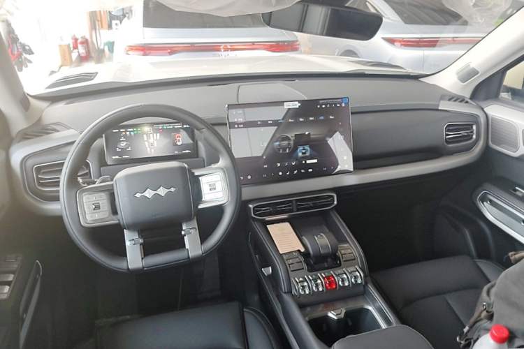 Used Formula Leopard Titanium 3 2025 501KM All-Wheel Drive Intelligent Driving Ultra Version Center Console