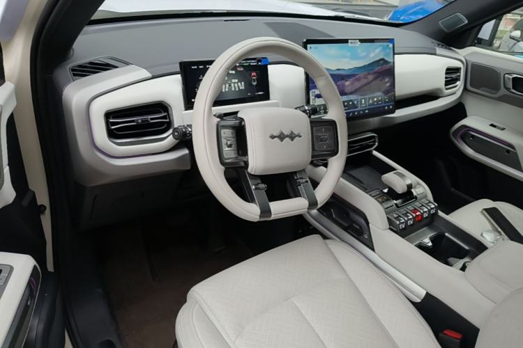 Used Formula Leopard Titanium 3 2025 501KM All-Wheel Drive Intelligent Driving Ultra Version Center Console