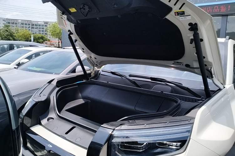 Used Formula Leopard Titanium 3 2025 501KM All-Wheel Drive Intelligent Driving Ultra Version Engine Bay
