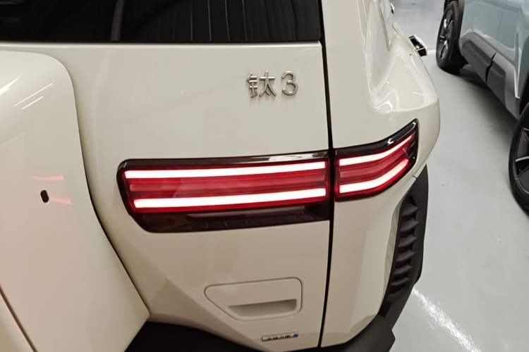 Used Formula Leopard Titanium 3 2025 501 km Range Rear-Wheel Drive Intelligent Driving Max Edition Exterior 3